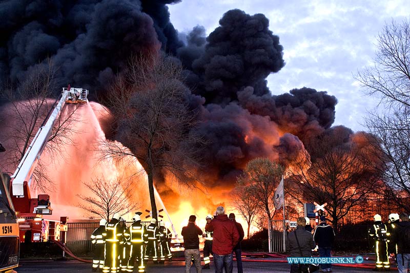 11010506.jpg - FOTOOPDRACHT:Moerdijk:05-01-2011:Op een industrieterrein in het Brabantse Moerdijk woedt sinds half drie vanmiddag een zeer grote brand, met steekvlammen van veertig meter hoog. Daarbij zijn giftige, bijtende stoffen vrijgekomen. In het westen van Brabant en het zuiden van Zuid-Holland is groot alarm geslagen. Mensen in de omgeving van het bedrijf wordt opgeroepen ramen en deuren gesloten te houden. Voor de regio Zuid-Holland-Zuid geldt de hoogste alarmfase. Het gaat om het bedrijf Chemie-Pack aan de Vlasweg op een industrieterrein. Het bedrijf bewerkt en verpakt chemische producten. Volgens de politie zijn vooralsnog geen gewonden gevallen bij de brand en er zijn geen woningen in de directe nabijheid van de brand. De brandweer verricht metingen om het gevaar van de rook vast te stellen.Deze digitale foto blijft eigendom van FOTOPERSBURO BUSINK. Wij hanteren de voorwaarden van het N.V.F. en N.V.J. Gebruik van deze foto impliceert dat u bekend bent  en akkoord gaat met deze voorwaarden bij publicatie.EB/ETIENNE BUSINK