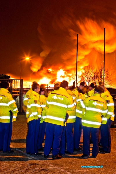 11010507.jpg - FOTOOPDRACHT:Moerdijk:05-01-2011:Op een industrieterrein in het Brabantse Moerdijk woedt sinds half drie vanmiddag een zeer grote brand, met steekvlammen van veertig meter hoog. Daarbij zijn giftige, bijtende stoffen vrijgekomen. In het westen van Brabant en het zuiden van Zuid-Holland is groot alarm geslagen. Mensen in de omgeving van het bedrijf wordt opgeroepen ramen en deuren gesloten te houden. Voor de regio Zuid-Holland-Zuid geldt de hoogste alarmfase. Het gaat om het bedrijf Chemie-Pack aan de Vlasweg op een industrieterrein. Het bedrijf bewerkt en verpakt chemische producten. Volgens de politie zijn vooralsnog geen gewonden gevallen bij de brand en er zijn geen woningen in de directe nabijheid van de brand. De brandweer verricht metingen om het gevaar van de rook vast te stellen.Deze digitale foto blijft eigendom van FOTOPERSBURO BUSINK. Wij hanteren de voorwaarden van het N.V.F. en N.V.J. Gebruik van deze foto impliceert dat u bekend bent  en akkoord gaat met deze voorwaarden bij publicatie.EB/ETIENNE BUSINK