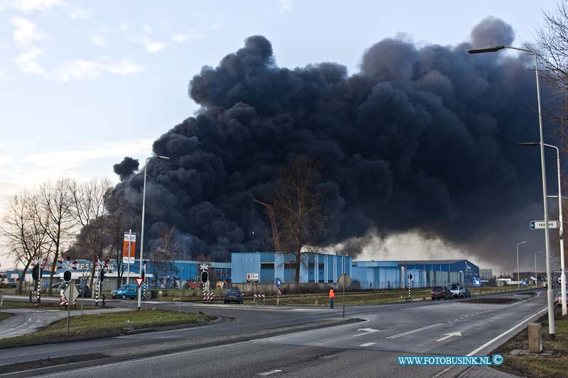 11010508.jpg - FOTOOPDRACHT:Moerdijk:05-01-2011:Op een industrieterrein in het Brabantse Moerdijk woedt sinds half drie vanmiddag een zeer grote brand, met steekvlammen van veertig meter hoog. Daarbij zijn giftige, bijtende stoffen vrijgekomen. In het westen van Brabant en het zuiden van Zuid-Holland is groot alarm geslagen. Mensen in de omgeving van het bedrijf wordt opgeroepen ramen en deuren gesloten te houden. Voor de regio Zuid-Holland-Zuid geldt de hoogste alarmfase. Het gaat om het bedrijf Chemie-Pack aan de Vlasweg op een industrieterrein. Het bedrijf bewerkt en verpakt chemische producten. Volgens de politie zijn vooralsnog geen gewonden gevallen bij de brand en er zijn geen woningen in de directe nabijheid van de brand. De brandweer verricht metingen om het gevaar van de rook vast te stellen.Deze digitale foto blijft eigendom van FOTOPERSBURO BUSINK. Wij hanteren de voorwaarden van het N.V.F. en N.V.J. Gebruik van deze foto impliceert dat u bekend bent  en akkoord gaat met deze voorwaarden bij publicatie.EB/ETIENNE BUSINK