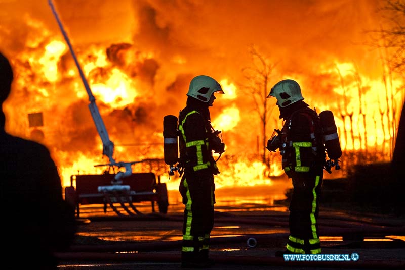 11010509.jpg - FOTOOPDRACHT:Moerdijk:05-01-2011:Op een industrieterrein in het Brabantse Moerdijk woedt sinds half drie vanmiddag een zeer grote brand, met steekvlammen van veertig meter hoog. Daarbij zijn giftige, bijtende stoffen vrijgekomen. In het westen van Brabant en het zuiden van Zuid-Holland is groot alarm geslagen. Mensen in de omgeving van het bedrijf wordt opgeroepen ramen en deuren gesloten te houden. Voor de regio Zuid-Holland-Zuid geldt de hoogste alarmfase. Het gaat om het bedrijf Chemie-Pack aan de Vlasweg op een industrieterrein. Het bedrijf bewerkt en verpakt chemische producten. Volgens de politie zijn vooralsnog geen gewonden gevallen bij de brand en er zijn geen woningen in de directe nabijheid van de brand. De brandweer verricht metingen om het gevaar van de rook vast te stellen.Deze digitale foto blijft eigendom van FOTOPERSBURO BUSINK. Wij hanteren de voorwaarden van het N.V.F. en N.V.J. Gebruik van deze foto impliceert dat u bekend bent  en akkoord gaat met deze voorwaarden bij publicatie.EB/ETIENNE BUSINK