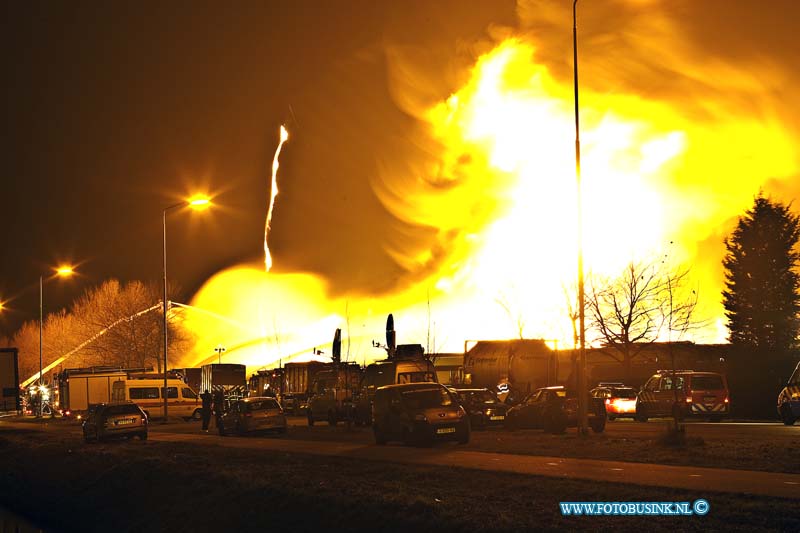 11010510.jpg - FOTOOPDRACHT::2011:Op een industrieterrein in het Brabantse Moerdijk woedt sinds half drie vanmiddag een zeer grote brand, met steekvlammen van veertig meter hoog. Daarbij zijn giftige, bijtende stoffen vrijgekomen. In het westen van Brabant en het zuiden van Zuid-Holland is groot alarm geslagen. Mensen in de omgeving van het bedrijf wordt opgeroepen ramen en deuren gesloten te houden. Voor de regio Zuid-Holland-Zuid geldt de hoogste alarmfase. Het gaat om het bedrijf Chemie-Pack aan de Vlasweg op een industrieterrein. Het bedrijf bewerkt en verpakt chemische producten. Volgens de politie zijn vooralsnog geen gewonden gevallen bij de brand en er zijn geen woningen in de directe nabijheid van de brand. De brandweer verricht metingen om het gevaar van de rook vast te stellen.Deze digitale foto blijft eigendom van FOTOPERSBURO BUSINK. Wij hanteren de voorwaarden van het N.V.F. en N.V.J. Gebruik van deze foto impliceert dat u bekend bent  en akkoord gaat met deze voorwaarden bij publicatie.EB/ETIENNE BUSINK