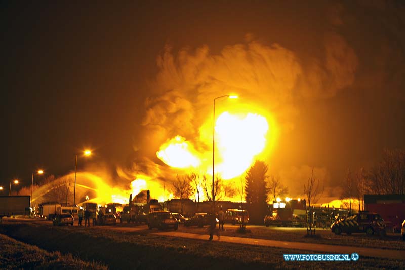 11010511.jpg - FOTOOPDRACHT::2011:Op een industrieterrein in het Brabantse Moerdijk woedt sinds half drie vanmiddag een zeer grote brand, met steekvlammen van veertig meter hoog. Daarbij zijn giftige, bijtende stoffen vrijgekomen. In het westen van Brabant en het zuiden van Zuid-Holland is groot alarm geslagen. Mensen in de omgeving van het bedrijf wordt opgeroepen ramen en deuren gesloten te houden. Voor de regio Zuid-Holland-Zuid geldt de hoogste alarmfase. Het gaat om het bedrijf Chemie-Pack aan de Vlasweg op een industrieterrein. Het bedrijf bewerkt en verpakt chemische producten. Volgens de politie zijn vooralsnog geen gewonden gevallen bij de brand en er zijn geen woningen in de directe nabijheid van de brand. De brandweer verricht metingen om het gevaar van de rook vast te stellen.Deze digitale foto blijft eigendom van FOTOPERSBURO BUSINK. Wij hanteren de voorwaarden van het N.V.F. en N.V.J. Gebruik van deze foto impliceert dat u bekend bent  en akkoord gaat met deze voorwaarden bij publicatie.EB/ETIENNE BUSINK