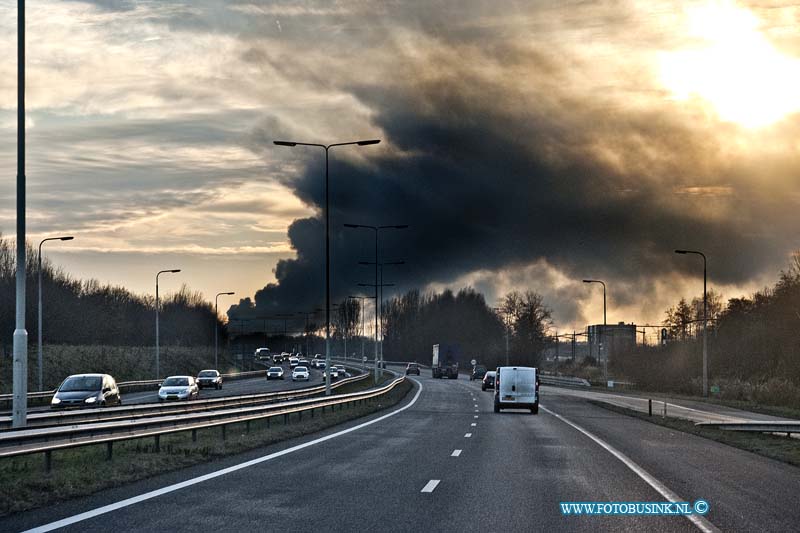 11010512.jpg - FOTOOPDRACHT:Moerdijk:05-01-2011:Foto de band gezien vanaf de rond weg te DordrechtOp een industrieterrein in het Brabantse Moerdijk woedt sinds half drie vanmiddag een zeer grote brand, met steekvlammen van veertig meter hoog. Daarbij zijn giftige, bijtende stoffen vrijgekomen. In het westen van Brabant en het zuiden van Zuid-Holland is groot alarm geslagen. Mensen in de omgeving van het bedrijf wordt opgeroepen ramen en deuren gesloten te houden. Voor de regio Zuid-Holland-Zuid geldt de hoogste alarmfase. Het gaat om het bedrijf Chemie-Pack aan de Vlasweg op een industrieterrein. Het bedrijf bewerkt en verpakt chemische producten. Volgens de politie zijn vooralsnog geen gewonden gevallen bij de brand en er zijn geen woningen in de directe nabijheid van de brand. De brandweer verricht metingen om het gevaar van de rook vast te stellen.Deze digitale foto blijft eigendom van FOTOPERSBURO BUSINK. Wij hanteren de voorwaarden van het N.V.F. en N.V.J. Gebruik van deze foto impliceert dat u bekend bent  en akkoord gaat met deze voorwaarden bij publicatie.EB/ETIENNE BUSINK