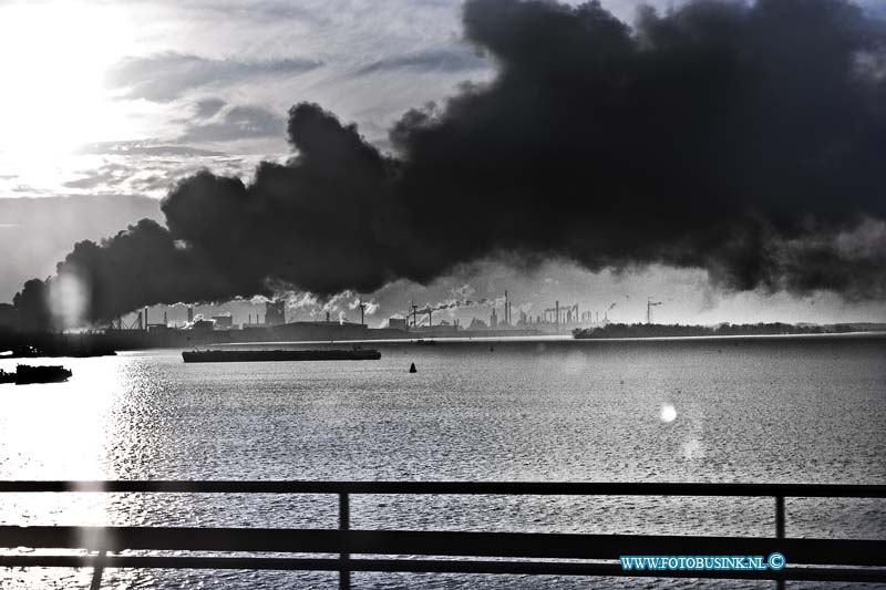 11010513.jpg - FOTOOPDRACHT:Moerdijk:05-01-2011:Op een industrieterrein in het Brabantse Moerdijk woedt sinds half drie vanmiddag een zeer grote brand, met steekvlammen van veertig meter hoog. Daarbij zijn giftige, bijtende stoffen vrijgekomen. In het westen van Brabant en het zuiden van Zuid-Holland is groot alarm geslagen. Mensen in de omgeving van het bedrijf wordt opgeroepen ramen en deuren gesloten te houden. Voor de regio Zuid-Holland-Zuid geldt de hoogste alarmfase. Het gaat om het bedrijf Chemie-Pack aan de Vlasweg op een industrieterrein. Het bedrijf bewerkt en verpakt chemische producten. Volgens de politie zijn vooralsnog geen gewonden gevallen bij de brand en er zijn geen woningen in de directe nabijheid van de brand. De brandweer verricht metingen om het gevaar van de rook vast te stellen.Deze digitale foto blijft eigendom van FOTOPERSBURO BUSINK. Wij hanteren de voorwaarden van het N.V.F. en N.V.J. Gebruik van deze foto impliceert dat u bekend bent  en akkoord gaat met deze voorwaarden bij publicatie.EB/ETIENNE BUSINK