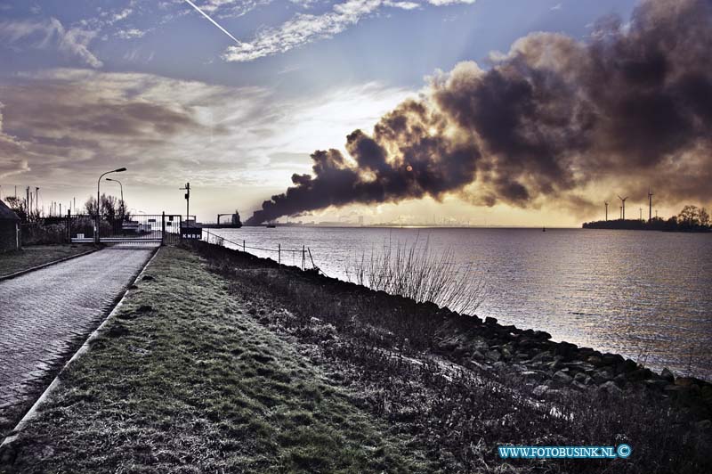 11010516.jpg - FOTOOPDRACHT:Moerdijk:05-01-2011:foto gezien vanaf willemsdorp, redding brigade, campimng brugehof.Op een industrieterrein in het Brabantse Moerdijk woedt sinds half drie vanmiddag een zeer grote brand, met steekvlammen van veertig meter hoog. Daarbij zijn giftige, bijtende stoffen vrijgekomen. In het westen van Brabant en het zuiden van Zuid-Holland is groot alarm geslagen. Mensen in de omgeving van het bedrijf wordt opgeroepen ramen en deuren gesloten te houden. Voor de regio Zuid-Holland-Zuid geldt de hoogste alarmfase. Het gaat om het bedrijf Chemie-Pack aan de Vlasweg op een industrieterrein. Het bedrijf bewerkt en verpakt chemische producten. Volgens de politie zijn vooralsnog geen gewonden gevallen bij de brand en er zijn geen woningen in de directe nabijheid van de brand. De brandweer verricht metingen om het gevaar van de rook vast te stellen.Deze digitale foto blijft eigendom van FOTOPERSBURO BUSINK. Wij hanteren de voorwaarden van het N.V.F. en N.V.J. Gebruik van deze foto impliceert dat u bekend bent  en akkoord gaat met deze voorwaarden bij publicatie.EB/ETIENNE BUSINK