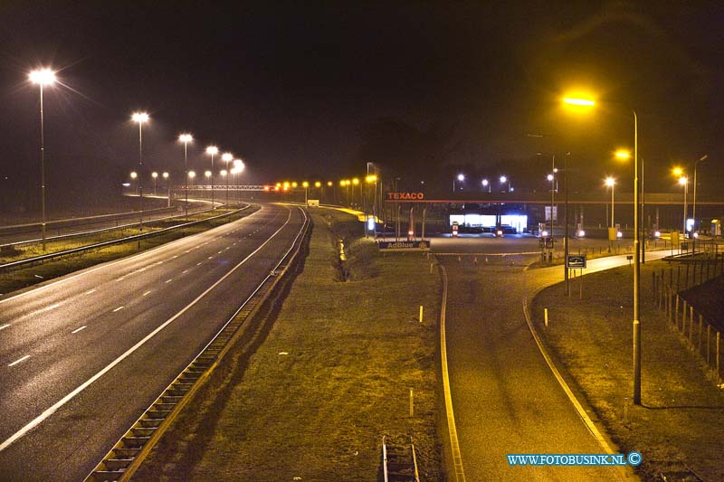 11010517.jpg - FOTOOPDRACHT:Moerdijk:05-01-2011:Foto: A16 vlak voor de Moerdijkbrug het tankstation is ook afgezet en ontruimd.Afsluiting van de rijkweg A16 en N3 vanaf Zwijndrecht t/m knooppunt Klaverpolder.Door de zeer grote brand bij Chemie-Pack, met steekvlammen van veertig meter hoog. Daarbij zijn giftige, bijtende stoffen vrijgekomen een massale bluspoing met schuimdeken zorgde voor een enorme rook ontwilkeling alwaar de de rijksweg A16 tijdelijk in de avond uren moest worden afgesloten.Deze digitale foto blijft eigendom van FOTOPERSBURO BUSINK. Wij hanteren de voorwaarden van het N.V.F. en N.V.J. Gebruik van deze foto impliceert dat u bekend bent  en akkoord gaat met deze voorwaarden bij publicatie.EB/ETIENNE BUSINK