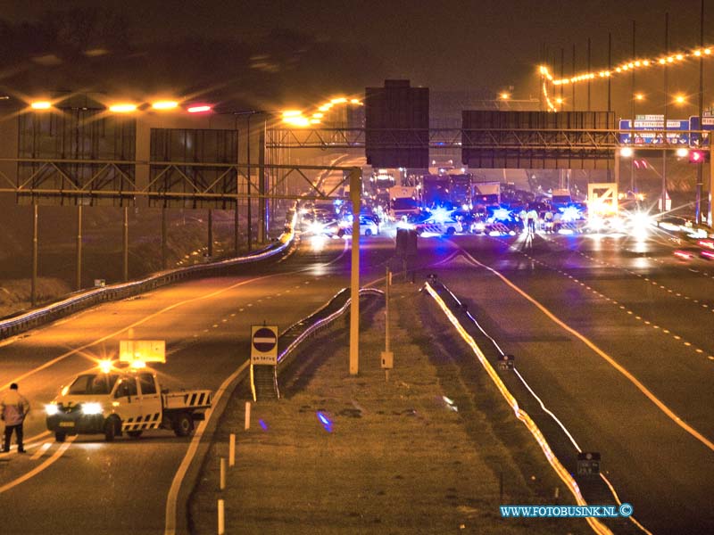 11010518.jpg - FOTOOPDRACHT:Moerdijk:05-01-2011:foto: De afsluiting van de A16 ter hoogte van Hendrik Ido Ambacht.Afsluiting van de rijkweg A16 en N3 vanaf Zwijndrecht t/m knooppunt Klaverpolder.Door de zeer grote brand bij Chemie-Pack, met steekvlammen van veertig meter hoog. Daarbij zijn giftige, bijtende stoffen vrijgekomen een massale bluspoing met schuimdeken zorgde voor een enorme rook ontwilkeling alwaar de de rijksweg A16 tijdelijk in de avond uren moest worden afgesloten.Deze digitale foto blijft eigendom van FOTOPERSBURO BUSINK. Wij hanteren de voorwaarden van het N.V.F. en N.V.J. Gebruik van deze foto impliceert dat u bekend bent  en akkoord gaat met deze voorwaarden bij publicatie.EB/ETIENNE BUSINK