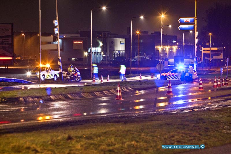 11010519.jpg - FOTOOPDRACHT:Moerdijk:05-01-2011:Afsluiting van de rijkweg A16 en N3 vanaf Zwijndrecht t/m knooppunt Klaverpolder.Door de zeer grote brand bij Chemie-Pack, met steekvlammen van veertig meter hoog. Daarbij zijn giftige, bijtende stoffen vrijgekomen een massale bluspoing met schuimdeken zorgde voor een enorme rook ontwilkeling alwaar de de rijksweg A16 tijdelijk in de avond uren moest worden afgesloten.Deze digitale foto blijft eigendom van FOTOPERSBURO BUSINK. Wij hanteren de voorwaarden van het N.V.F. en N.V.J. Gebruik van deze foto impliceert dat u bekend bent  en akkoord gaat met deze voorwaarden bij publicatie.EB/ETIENNE BUSINK