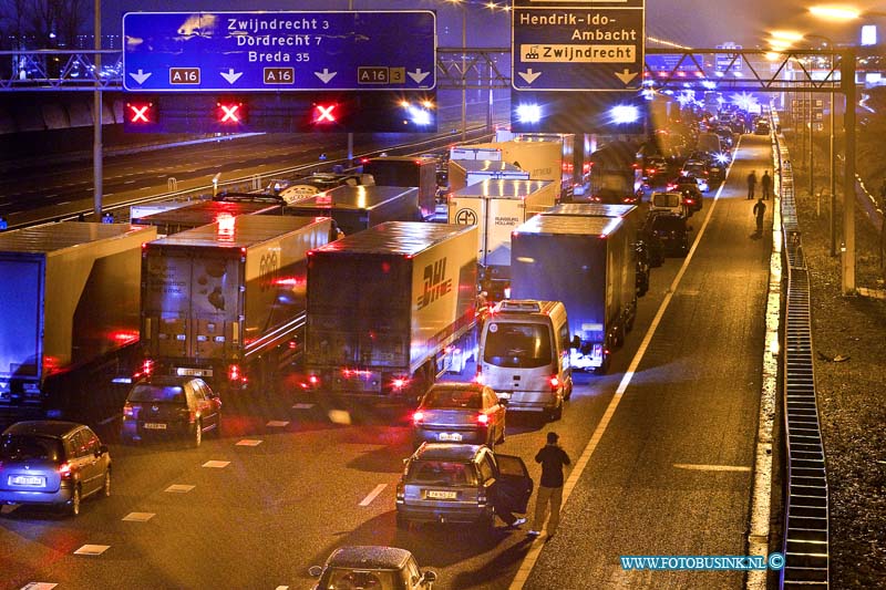 11010520.jpg - FOTOOPDRACHT:Moerdijk:05-01-2011:Foto: De afsluiting van de A16 ter hoogte van Hendrik Ido Ambacht.Afsluiting van de rijkweg A16 en N3 vanaf Zwijndrecht t/m knooppunt Klaverpolder.Door de zeer grote brand bij Chemie-Pack, met steekvlammen van veertig meter hoog. Daarbij zijn giftige, bijtende stoffen vrijgekomen een massale bluspoing met schuimdeken zorgde voor een enorme rook ontwilkeling alwaar de de rijksweg A16 tijdelijk in de avond uren moest worden afgesloten.Deze digitale foto blijft eigendom van FOTOPERSBURO BUSINK. Wij hanteren de voorwaarden van het N.V.F. en N.V.J. Gebruik van deze foto impliceert dat u bekend bent  en akkoord gaat met deze voorwaarden bij publicatie.EB/ETIENNE BUSINK