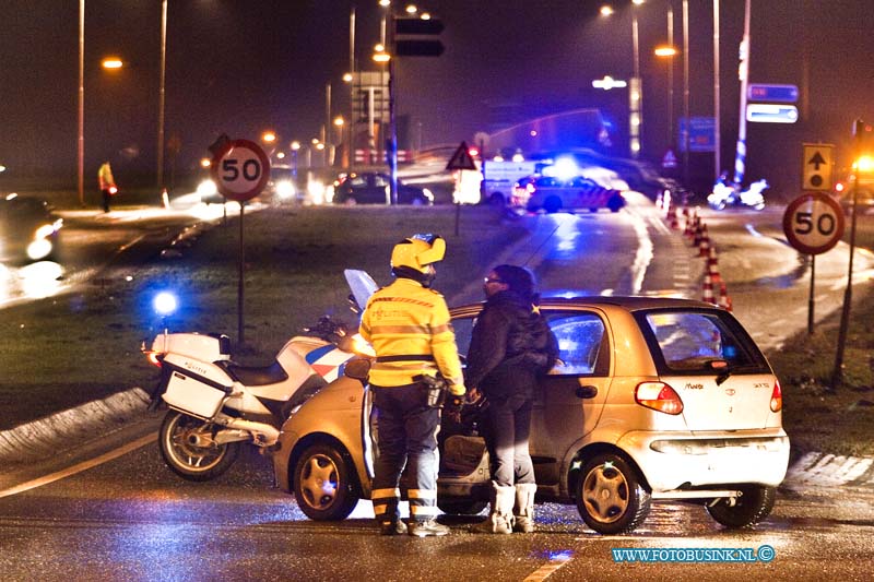 11010522.jpg - FOTOOPDRACHT:Moerdijk:05-01-2011:De afsluiting van de op en afritten van de A16 bij Zwijndrecht.Afsluiting van de rijkweg A16 en N3 vanaf Zwijndrecht t/m knooppunt Klaverpolder.Door de zeer grote brand bij Chemie-Pack, met steekvlammen van veertig meter hoog. Daarbij zijn giftige, bijtende stoffen vrijgekomen een massale bluspoing met schuimdeken zorgde voor een enorme rook ontwilkeling alwaar de de rijksweg A16 tijdelijk in de avond uren moest worden afgesloten.Deze digitale foto blijft eigendom van FOTOPERSBURO BUSINK. Wij hanteren de voorwaarden van het N.V.F. en N.V.J. Gebruik van deze foto impliceert dat u bekend bent  en akkoord gaat met deze voorwaarden bij publicatie.EB/ETIENNE BUSINK