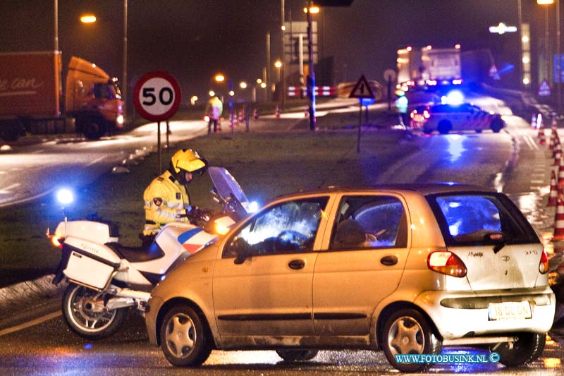 11010523.jpg - FOTOOPDRACHT:Moerdijk:05-01-2011:Foto: De afsluiting van de op en afritten van de A16 ter hoogte van Zwijndrecht.Afsluiting van de rijkweg A16 en N3 vanaf Zwijndrecht t/m knooppunt Klaverpolder.Door de zeer grote brand bij Chemie-Pack, met steekvlammen van veertig meter hoog. Daarbij zijn giftige, bijtende stoffen vrijgekomen een massale bluspoing met schuimdeken zorgde voor een enorme rook ontwilkeling alwaar de de rijksweg A16 tijdelijk in de avond uren moest worden afgesloten.Deze digitale foto blijft eigendom van FOTOPERSBURO BUSINK. Wij hanteren de voorwaarden van het N.V.F. en N.V.J. Gebruik van deze foto impliceert dat u bekend bent  en akkoord gaat met deze voorwaarden bij publicatie.EB/ETIENNE BUSINK