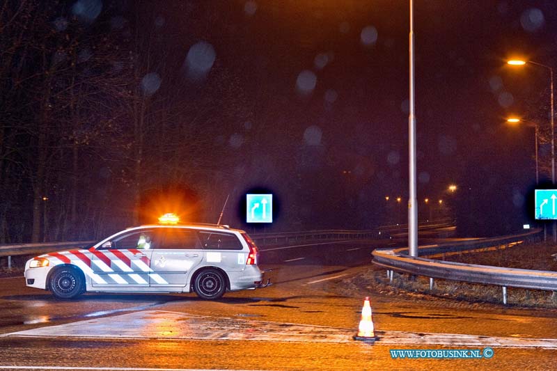 11010524.jpg - FOTOOPDRACHT:Moerdijk:05-01-2011:Afsluiting van de rijkweg A16 en N3 vanaf Zwijndrecht t/m knooppunt Klaverpolder.Door de zeer grote brand bij Chemie-Pack, met steekvlammen van veertig meter hoog. Daarbij zijn giftige, bijtende stoffen vrijgekomen een massale bluspoing met schuimdeken zorgde voor een enorme rook ontwilkeling alwaar de de rijksweg A16 tijdelijk in de avond uren moest worden afgesloten.Deze digitale foto blijft eigendom van FOTOPERSBURO BUSINK. Wij hanteren de voorwaarden van het N.V.F. en N.V.J. Gebruik van deze foto impliceert dat u bekend bent  en akkoord gaat met deze voorwaarden bij publicatie.EB/ETIENNE BUSINK