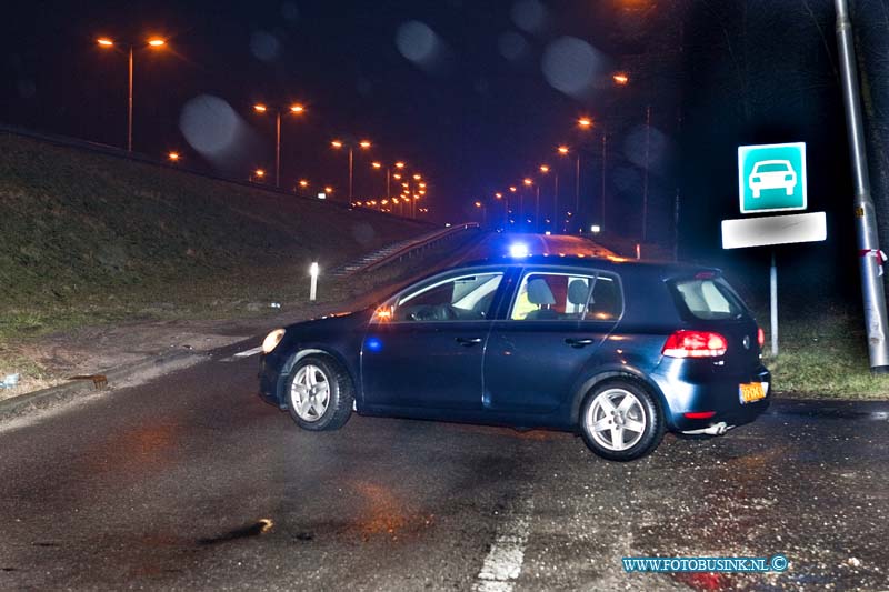 11010525.jpg - FOTOOPDRACHT:Moerdijk:05-01-2011:foto: de afsluiting van de N3 oprit SterrenburgAfsluiting van de rijkweg A16 en N3 vanaf Zwijndrecht t/m knooppunt Klaverpolder.Door de zeer grote brand bij Chemie-Pack, met steekvlammen van veertig meter hoog. Daarbij zijn giftige, bijtende stoffen vrijgekomen een massale bluspoing met schuimdeken zorgde voor een enorme rook ontwilkeling alwaar de de rijksweg A16 tijdelijk in de avond uren moest worden afgesloten.Deze digitale foto blijft eigendom van FOTOPERSBURO BUSINK. Wij hanteren de voorwaarden van het N.V.F. en N.V.J. Gebruik van deze foto impliceert dat u bekend bent  en akkoord gaat met deze voorwaarden bij publicatie.EB/ETIENNE BUSINK