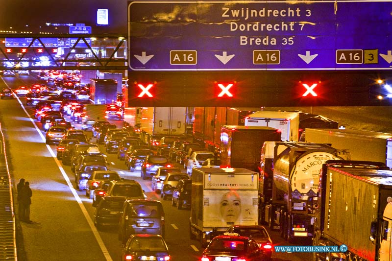 11010526.jpg - FOTOOPDRACHT:Moerdijk:05-01-2011:Foto: De afsluiting van de A16 nabij afslag Hendrik Ido Ambacht.Afsluiting van de rijkweg A16 en N3 vanaf Zwijndrecht t/m knooppunt Klaverpolder.Door de zeer grote brand bij Chemie-Pack, met steekvlammen van veertig meter hoog. Daarbij zijn giftige, bijtende stoffen vrijgekomen een massale bluspoing met schuimdeken zorgde voor een enorme rook ontwilkeling alwaar de de rijksweg A16 tijdelijk in de avond uren moest worden afgesloten.Deze digitale foto blijft eigendom van FOTOPERSBURO BUSINK. Wij hanteren de voorwaarden van het N.V.F. en N.V.J. Gebruik van deze foto impliceert dat u bekend bent  en akkoord gaat met deze voorwaarden bij publicatie.EB/ETIENNE BUSINK