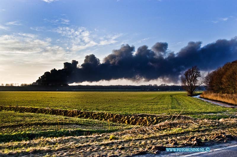 11010527.jpg - FOTOOPDRACHT::2011:Op een industrieterrein in het Brabantse Moerdijk woedt sinds half drie vanmiddag een zeer grote brand, met steekvlammen van veertig meter hoog. Daarbij zijn giftige, bijtende stoffen vrijgekomen. In het westen van Brabant en het zuiden van Zuid-Holland is groot alarm geslagen. Mensen in de omgeving van het bedrijf wordt opgeroepen ramen en deuren gesloten te houden. Voor de regio Zuid-Holland-Zuid geldt de hoogste alarmfase. Het gaat om het bedrijf Chemie-Pack aan de Vlasweg op een industrieterrein. Het bedrijf bewerkt en verpakt chemische producten. Volgens de politie zijn vooralsnog geen gewonden gevallen bij de brand en er zijn geen woningen in de directe nabijheid van de brand. De brandweer verricht metingen om het gevaar van de rook vast te stellen.Deze digitale foto blijft eigendom van FOTOPERSBURO BUSINK. Wij hanteren de voorwaarden van het N.V.F. en N.V.J. Gebruik van deze foto impliceert dat u bekend bent  en akkoord gaat met deze voorwaarden bij publicatie.EB/ETIENNE BUSINK