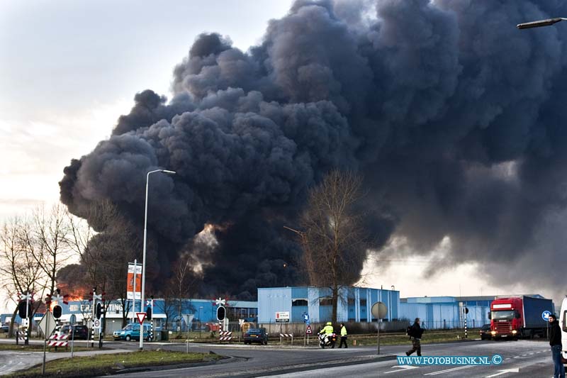 11010528.jpg - FOTOOPDRACHT:Moerdijk:05-01-2011:Op een industrieterrein in het Brabantse Moerdijk woedt sinds half drie vanmiddag een zeer grote brand, met steekvlammen van veertig meter hoog. Daarbij zijn giftige, bijtende stoffen vrijgekomen. In het westen van Brabant en het zuiden van Zuid-Holland is groot alarm geslagen. Mensen in de omgeving van het bedrijf wordt opgeroepen ramen en deuren gesloten te houden. Voor de regio Zuid-Holland-Zuid geldt de hoogste alarmfase. Het gaat om het bedrijf Chemie-Pack aan de Vlasweg op een industrieterrein. Het bedrijf bewerkt en verpakt chemische producten. Volgens de politie zijn vooralsnog geen gewonden gevallen bij de brand en er zijn geen woningen in de directe nabijheid van de brand. De brandweer verricht metingen om het gevaar van de rook vast te stellen.Deze digitale foto blijft eigendom van FOTOPERSBURO BUSINK. Wij hanteren de voorwaarden van het N.V.F. en N.V.J. Gebruik van deze foto impliceert dat u bekend bent  en akkoord gaat met deze voorwaarden bij publicatie.EB/ETIENNE BUSINK