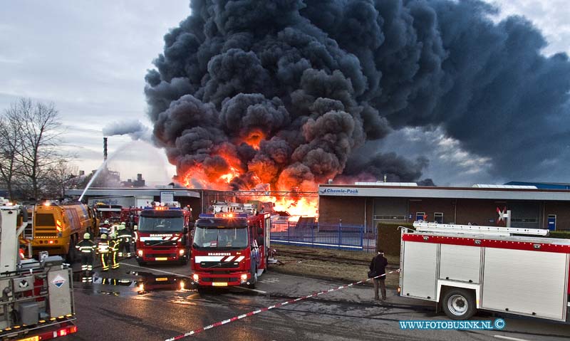 11010529.jpg - FOTOOPDRACHT:Moerdijk:05-01-2011:Op een industrieterrein in het Brabantse Moerdijk woedt sinds half drie vanmiddag een zeer grote brand, met steekvlammen van veertig meter hoog. Daarbij zijn giftige, bijtende stoffen vrijgekomen. In het westen van Brabant en het zuiden van Zuid-Holland is groot alarm geslagen. Mensen in de omgeving van het bedrijf wordt opgeroepen ramen en deuren gesloten te houden. Voor de regio Zuid-Holland-Zuid geldt de hoogste alarmfase. Het gaat om het bedrijf Chemie-Pack aan de Vlasweg op een industrieterrein. Het bedrijf bewerkt en verpakt chemische producten. Volgens de politie zijn vooralsnog geen gewonden gevallen bij de brand en er zijn geen woningen in de directe nabijheid van de brand. De brandweer verricht metingen om het gevaar van de rook vast te stellen.Deze digitale foto blijft eigendom van FOTOPERSBURO BUSINK. Wij hanteren de voorwaarden van het N.V.F. en N.V.J. Gebruik van deze foto impliceert dat u bekend bent  en akkoord gaat met deze voorwaarden bij publicatie.EB/ETIENNE BUSINK