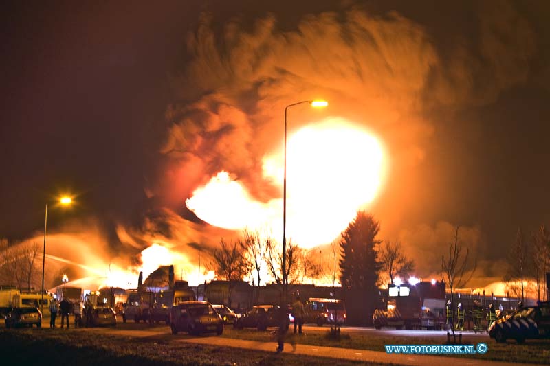 11010531.jpg - FOTOOPDRACHT:Moerdijk:05-01-2011:Op een industrieterrein in het Brabantse Moerdijk woedt sinds half drie vanmiddag een zeer grote brand, met steekvlammen van veertig meter hoog. Daarbij zijn giftige, bijtende stoffen vrijgekomen. In het westen van Brabant en het zuiden van Zuid-Holland is groot alarm geslagen. Mensen in de omgeving van het bedrijf wordt opgeroepen ramen en deuren gesloten te houden. Voor de regio Zuid-Holland-Zuid geldt de hoogste alarmfase. Het gaat om het bedrijf Chemie-Pack aan de Vlasweg op een industrieterrein. Het bedrijf bewerkt en verpakt chemische producten. Volgens de politie zijn vooralsnog geen gewonden gevallen bij de brand en er zijn geen woningen in de directe nabijheid van de brand. De brandweer verricht metingen om het gevaar van de rook vast te stellen.Deze digitale foto blijft eigendom van FOTOPERSBURO BUSINK. Wij hanteren de voorwaarden van het N.V.F. en N.V.J. Gebruik van deze foto impliceert dat u bekend bent  en akkoord gaat met deze voorwaarden bij publicatie.EB/ETIENNE BUSINK