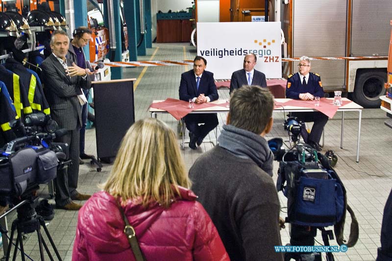 11010532.jpg - FOTOOPDRACHT:Dordrecht:05-01-2011:Persconferentie Brandweer kazerne van Dordrecht over de grote brand Moerdijk.Inwoners van Strijen, Strijensas, Mookhoek en het zuidelijkste punt van Dordrecht moeten hun ramen en deuren gesloten houden. Dat zegt coördinerend burgemeester Brok van Dordrecht. Eerder werd er nog voor een groter gebied de waarschuwing gegeven om ramen en deuren gesloten te houden. Dat heeft alles te maken met de grote brand in Moerdijk. Ook een Regionaal Operationeel Team van de regio Zuid-Holland Zuid is bijeengekomen. Dat bestaat uit vertegenwoordigers van de hulpdiensten. De informatievoorziening vanuit de landelijke overheid verloopt problematisch.Deze digitale foto blijft eigendom van FOTOPERSBURO BUSINK. Wij hanteren de voorwaarden van het N.V.F. en N.V.J. Gebruik van deze foto impliceert dat u bekend bent  en akkoord gaat met deze voorwaarden bij publicatie.EB/ETIENNE BUSINK