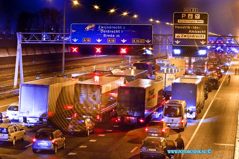 11010533.jpg - FOTOOPDRACHT:Moerdijk:05-01-2011:Afsluiting van de rijkweg A16 en N3 vanaf Zwijndrecht t/m knooppunt Klaverpolder.Door de zeer grote brand bij Chemie-Pack, met steekvlammen van veertig meter hoog. Daarbij zijn giftige, bijtende stoffen vrijgekomen een massale bluspoing met schuimdeken zorgde voor een enorme rook ontwilkeling alwaar de de rijksweg A16 tijdelijk in de avond uren moest worden afgesloten.Deze digitale foto blijft eigendom van FOTOPERSBURO BUSINK. Wij hanteren de voorwaarden van het N.V.F. en N.V.J. Gebruik van deze foto impliceert dat u bekend bent  en akkoord gaat met deze voorwaarden bij publicatie.EB/ETIENNE BUSINK