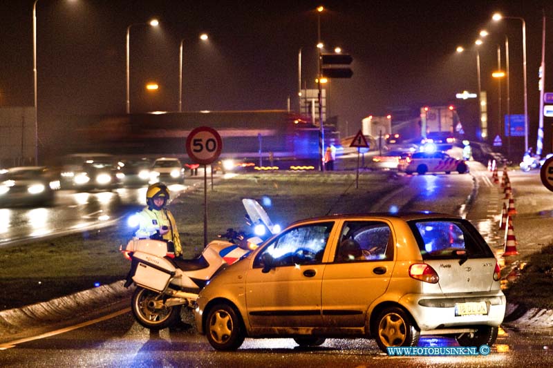 11010535.jpg - FOTOOPDRACHT:Moerdijk:05-01-2011:Afsluiting van de rijkweg A16 en N3 vanaf Zwijndrecht t/m knooppunt Klaverpolder.Door de zeer grote brand bij Chemie-Pack, met steekvlammen van veertig meter hoog. Daarbij zijn giftige, bijtende stoffen vrijgekomen een massale bluspoing met schuimdeken zorgde voor een enorme rook ontwilkeling alwaar de de rijksweg A16 tijdelijk in de avond uren moest worden afgesloten.Deze digitale foto blijft eigendom van FOTOPERSBURO BUSINK. Wij hanteren de voorwaarden van het N.V.F. en N.V.J. Gebruik van deze foto impliceert dat u bekend bent  en akkoord gaat met deze voorwaarden bij publicatie.EB/ETIENNE BUSINK