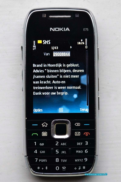 11010601.jpg - FOTOOPDRACHT:Dordrecht:06-01-2011:De Politie ZHZ stuurde afgelopen middennacht deze sms berichtje rond aan alle inwonners van de getroffen regio's rond om de zeer grote Brand van het bedrijf Chemie-Pack in Moerdijk  alwaar mogelijk giftige, bijtende stoffen vrijgekomen. De brandweer verricht metingen om het gevaar van de rook vast te stellen.Deze digitale foto blijft eigendom van FOTOPERSBURO BUSINK. Wij hanteren de voorwaarden van het N.V.F. en N.V.J. Gebruik van deze foto impliceert dat u bekend bent  en akkoord gaat met deze voorwaarden bij publicatie.EB/ETIENNE BUSINK