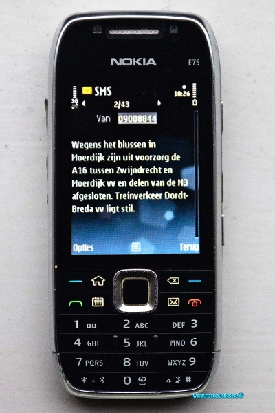 11010602.jpg - FOTOOPDRACHT:Dordrecht:06-01-2011:De Politie ZHZ stuurde afgelopen ochtend deze sms berichtje rond aan alle inwonners van de getroffen regio's rond om de zeer grote Brand van het bedrijf Chemie-Pack in Moerdijk  alwaar mogelijk giftige, bijtende stoffen vrijgekomen. De brandweer verricht metingen om het gevaar van de rook vast te stellen.Deze digitale foto blijft eigendom van FOTOPERSBURO BUSINK. Wij hanteren de voorwaarden van het N.V.F. en N.V.J. Gebruik van deze foto impliceert dat u bekend bent  en akkoord gaat met deze voorwaarden bij publicatie.EB/ETIENNE BUSINK