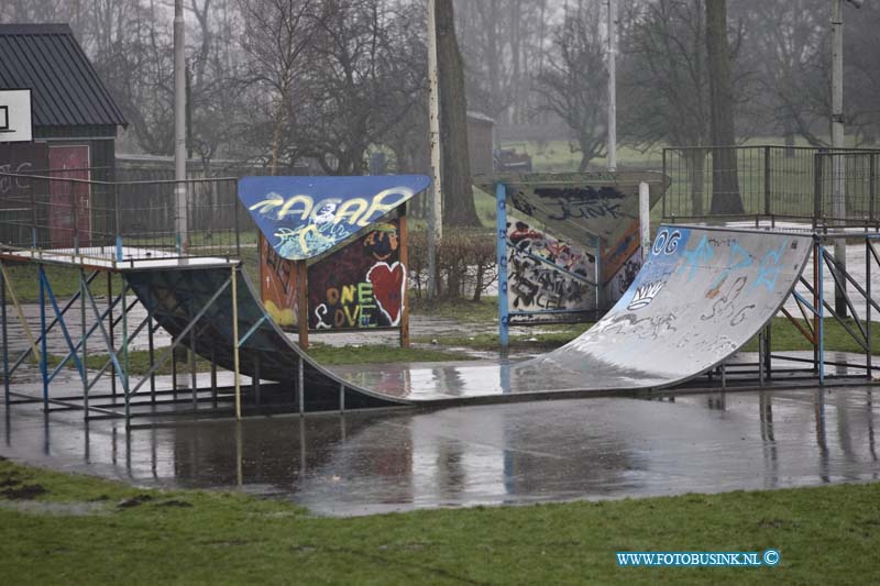 11010605.jpg - Foto opdracht:Strijen:06-01-2011:De speelplaatsen in Strijen zoals deze aan de Leeuwerikstraat in Strijen bleef vandaag op verzoek van de burgermeester van Dordrecht en de regio ZHZ A. Brok leeg, na de giftige brand in Moerdijk. Ondanks dat de jeugd nog vakantie heeft deze week. A. Brok had in de persconferencie van vanmiddag geen groenten van het land nu te oosten of te eten en of vee buiten te laten grazen of in speeltuinen kinderen te laten spelen omdat de giftige stoffen zo als roet een gevaar voor de volksgezondheid op leveren.