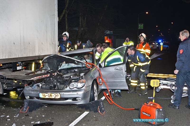 11011001.jpg - FOTOOPDRACHT:Dordrecht:10-01-2011:Op de Noord Hoevelaan in wijk Dubbeldam te Dordrecht is een Mercedes personen auto onder een vrachtwagenaanhanger gereden.De bestuurder raakte zwaar gewond en bekneld, de brandweer moest het slachtoffer bevrijden. er kwam ook een MMT ( Medische Trauma Team) ter plaatsen, en het slachtoffer werd na enige tijd met spoed vervoerd naar een ziekenhuis. De Noordhoevelaan was enkelen uren verspert door het ongeval en afgesloten voor al het verkeer en om technische onderzoek door de politie te kunnen verrichten.Deze digitale foto blijft eigendom van FOTOPERSBURO BUSINK. Wij hanteren de voorwaarden van het N.V.F. en N.V.J. Gebruik van deze foto impliceert dat u bekend bent  en akkoord gaat met deze voorwaarden bij publicatie.EB/ETIENNE BUSINK