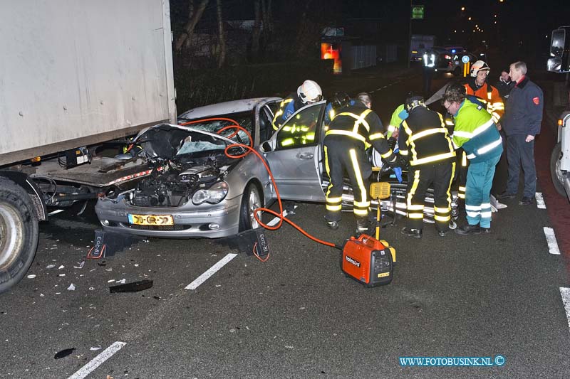 11011002.jpg - FOTOOPDRACHT:Dordrecht:10-01-2011:Op de Noord Hoevelaan in wijk Dubbeldam te Dordrecht is een Mercedes personen auto onder een vrachtwagenaanhanger gereden.De bestuurder raakte zwaar gewond en bekneld, de brandweer moest het slachtoffer bevrijden. er kwam ook een MMT ( Medische Trauma Team) ter plaatsen, en het slachtoffer werd na enige tijd met spoed vervoerd naar een ziekenhuis. De Noordhoevelaan was enkelen uren verspert door het ongeval en afgesloten voor al het verkeer en om technische onderzoek door de politie te kunnen verrichten.Deze digitale foto blijft eigendom van FOTOPERSBURO BUSINK. Wij hanteren de voorwaarden van het N.V.F. en N.V.J. Gebruik van deze foto impliceert dat u bekend bent  en akkoord gaat met deze voorwaarden bij publicatie.EB/ETIENNE BUSINK