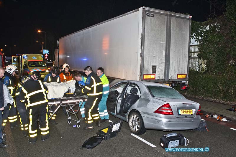 11011003.jpg - FOTOOPDRACHT:Dordrecht:10-01-2011:Op de Noord Hoevelaan in wijk Dubbeldam te Dordrecht is een Mercedes personen auto onder een vrachtwagenaanhanger gereden.De bestuurder raakte zwaar gewond en bekneld, de brandweer moest het slachtoffer bevrijden. er kwam ook een MMT ( Medische Trauma Team) ter plaatsen, en het slachtoffer werd na enige tijd met spoed vervoerd naar een ziekenhuis. De Noordhoevelaan was enkelen uren verspert door het ongeval en afgesloten voor al het verkeer en om technische onderzoek door de politie te kunnen verrichten.Deze digitale foto blijft eigendom van FOTOPERSBURO BUSINK. Wij hanteren de voorwaarden van het N.V.F. en N.V.J. Gebruik van deze foto impliceert dat u bekend bent  en akkoord gaat met deze voorwaarden bij publicatie.EB/ETIENNE BUSINK