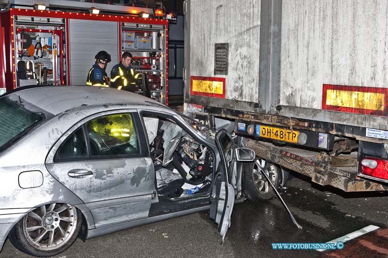 11011004.jpg - FOTOOPDRACHT:Dordrecht:10-01-2011:Op de Noord Hoevelaan in wijk Dubbeldam te Dordrecht is een Mercedes personen auto onder een vrachtwagenaanhanger gereden.De bestuurder raakte zwaar gewond en bekneld, de brandweer moest het slachtoffer bevrijden. er kwam ook een MMT ( Medische Trauma Team) ter plaatsen, en het slachtoffer werd na enige tijd met spoed vervoerd naar een ziekenhuis. De Noordhoevelaan was enkelen uren verspert door het ongeval en afgesloten voor al het verkeer en om technische onderzoek door de politie te kunnen verrichten.Deze digitale foto blijft eigendom van FOTOPERSBURO BUSINK. Wij hanteren de voorwaarden van het N.V.F. en N.V.J. Gebruik van deze foto impliceert dat u bekend bent  en akkoord gaat met deze voorwaarden bij publicatie.EB/ETIENNE BUSINK