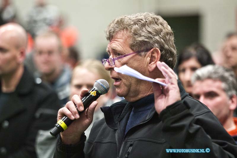 11011201.jpg - FOTOOPDRACHT:Strijen:12-01-2011:Foto: Deze boer stelde vele vragen aan de Burgermeester van Strijen maar kreeg geen duidelijk antwoord, maar wel bij elke vraag een staande ovatie van de zaal.Bewonersbijeenkomst gemeente Strijen over Moerdijkbrand Op woensdag 12 januari 2011 is in de gemeente Strijen een bewonersbijeenkomst over de brand in Moerdijk van vorige week gehouden. De bijeenkomst werd gehouden in sporthal Apollo aan de Sportlaan 4 in Strijen. De inwoners van de gemeente Strijen stelde raakt vragen aan  de burgemeester en de regio commandant van de Brandweer ZHZ en de GGD. Bewoners hebben de brand van dichtbij meegemaakt en hebben langs vele kanalen erover gehoord. Maar de waardheid blijft ook hier weer in het duister.Deze digitale foto blijft eigendom van FOTOPERSBURO BUSINK. Wij hanteren de voorwaarden van het N.V.F. en N.V.J. Gebruik van deze foto impliceert dat u bekend bent  en akkoord gaat met deze voorwaarden bij publicatie.EB/ETIENNE BUSINK