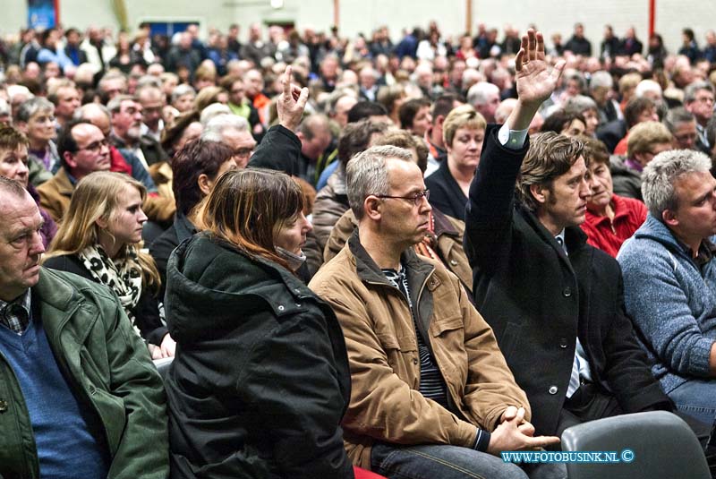 11011204.jpg - FOTOOPDRACHT:Strijen:12-01-2011:bewoners hadden zoveel vragen dat men soms lang op hun beurt moesten wachten om hun brande vraag te mogeen stellenBewonersbijeenkomst gemeente Strijen over Moerdijkbrand Op woensdag 12 januari 2011 is in de gemeente Strijen een bewonersbijeenkomst over de brand in Moerdijk van vorige week gehouden. De bijeenkomst werd gehouden in sporthal Apollo aan de Sportlaan 4 in Strijen. De inwoners van de gemeente Strijen stelde raakt vragen aan  de burgemeester en de regio commandant van de Brandweer ZHZ en de GGD. Bewoners hebben de brand van dichtbij meegemaakt en hebben langs vele kanalen erover gehoord. Maar de waardheid blijft ook hier weer in het duister.Deze digitale foto blijft eigendom van FOTOPERSBURO BUSINK. Wij hanteren de voorwaarden van het N.V.F. en N.V.J. Gebruik van deze foto impliceert dat u bekend bent  en akkoord gaat met deze voorwaarden bij publicatie.EB/ETIENNE BUSINK