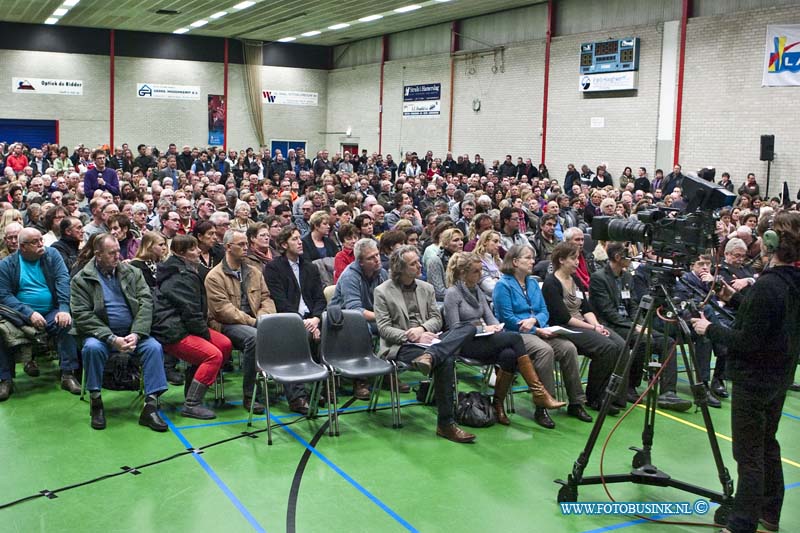 11011205.jpg - FOTOOPDRACHT:Strijen:12-01-2011:Foto: De zaal vol met mensen wachten gespannen af op antwoorden.Bewonersbijeenkomst gemeente Strijen over Moerdijkbrand Op woensdag 12 januari 2011 is in de gemeente Strijen een bewonersbijeenkomst over de brand in Moerdijk van vorige week gehouden. De bijeenkomst werd gehouden in sporthal Apollo aan de Sportlaan 4 in Strijen. De inwoners van de gemeente Strijen stelde raakt vragen aan  de burgemeester en de regio commandant van de Brandweer ZHZ en de GGD. Bewoners hebben de brand van dichtbij meegemaakt en hebben langs vele kanalen erover gehoord. Maar de waardheid blijft ook hier weer in het duister.Deze digitale foto blijft eigendom van FOTOPERSBURO BUSINK. Wij hanteren de voorwaarden van het N.V.F. en N.V.J. Gebruik van deze foto impliceert dat u bekend bent  en akkoord gaat met deze voorwaarden bij publicatie.EB/ETIENNE BUSINK