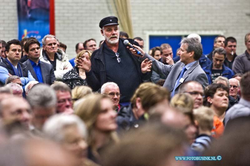 11011210.jpg - FOTOOPDRACHT:Strijen:12-01-2011:Foto: Deze bewoner uit strijen kreeg maar geen antwoordt op zijn vragen.Bewonersbijeenkomst gemeente Strijen over Moerdijkbrand Op woensdag 12 januari 2011 is in de gemeente Strijen een bewonersbijeenkomst over de brand in Moerdijk van vorige week gehouden. De bijeenkomst werd gehouden in sporthal Apollo aan de Sportlaan 4 in Strijen. De inwoners van de gemeente Strijen stelde raakt vragen aan  de burgemeester en de regio commandant van de Brandweer ZHZ en de GGD. Bewoners hebben de brand van dichtbij meegemaakt en hebben langs vele kanalen erover gehoord. Maar de waardheid blijft ook hier weer in het duister.Deze digitale foto blijft eigendom van FOTOPERSBURO BUSINK. Wij hanteren de voorwaarden van het N.V.F. en N.V.J. Gebruik van deze foto impliceert dat u bekend bent  en akkoord gaat met deze voorwaarden bij publicatie.EB/ETIENNE BUSINK