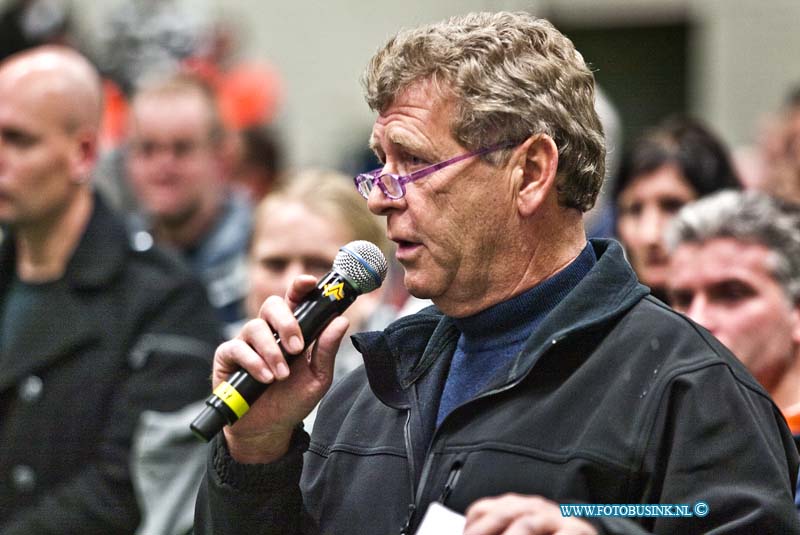 11011214.jpg - FOTOOPDRACHT:Strijen:12-01-2011:Foto: Deze boer stelde vele vragen aan de Burgermeester van Strijen maar kreeg geen duidelijk antwoord, maar wel bij elke vraag een staande ovatie van de zaal.Bewonersbijeenkomst gemeente Strijen over Moerdijkbrand Op woensdag 12 januari 2011 is in de gemeente Strijen een bewonersbijeenkomst over de brand in Moerdijk van vorige week gehouden. De bijeenkomst werd gehouden in sporthal Apollo aan de Sportlaan 4 in Strijen. De inwoners van de gemeente Strijen stelde raakt vragen aan  de burgemeester en de regio commandant van de Brandweer ZHZ en de GGD. Bewoners hebben de brand van dichtbij meegemaakt en hebben langs vele kanalen erover gehoord. Maar de waardheid blijft ook hier weer in het duister.Deze digitale foto blijft eigendom van FOTOPERSBURO BUSINK. Wij hanteren de voorwaarden van het N.V.F. en N.V.J. Gebruik van deze foto impliceert dat u bekend bent  en akkoord gaat met deze voorwaarden bij publicatie.EB/ETIENNE BUSINK