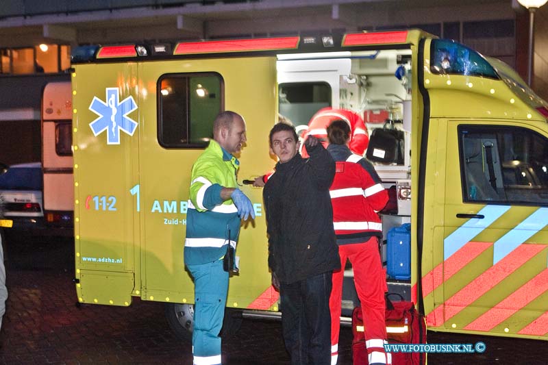 11011402.jpg - FOTOOPDRACHT:Zwijndrecht:14-01-2011:Foto: De buurjongen heeft de vrouw geholpen toen ze uit het raam van de flatwoning was gesprongen en legt de Ambulance mederwerker uit wat er gebeurt is.Op de achtergrond is het trama team druk bezig met de zwaar gewonde vrouw.Vrouw spring uit raam van flat bij uitslaande brandZwijndrecht bij een felle uitslaande brand in een flat woning aan de W.H. Vliegerstraat is een vrouw van 2 hoog uit een flat raam gesprongen, al waar ze zwaargewond bij raakte. Een trauma team moest hulpverlenen aan de Ambulance dienst. ook de 2 honden werden uit de flat woning gered door de Brandweer. de mogelijk oorzaak van de brand is waarschijnlijk de wasdroger.Deze digitale foto blijft eigendom van FOTOPERSBURO BUSINK. Wij hanteren de voorwaarden van het N.V.F. en N.V.J. Gebruik van deze foto impliceert dat u bekend bent  en akkoord gaat met deze voorwaarden bij publicatie.EB/ETIENNE BUSINK