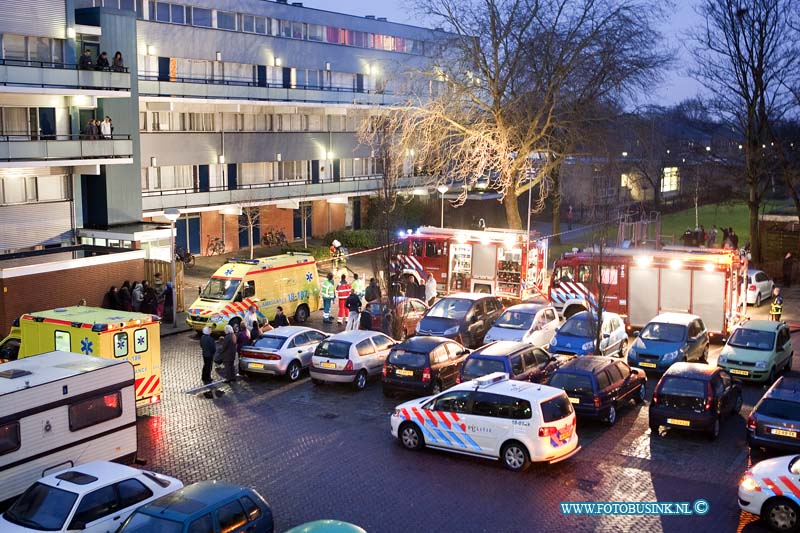 11011403.jpg - FOTOOPDRACHT:Zwijndrecht:14-01-2011:Vrouw spring uit raam van flat bij uitslaande brandZwijndrecht bij een felle uitslaande brand in een flat woning aan de W.H. Vliegerstraat is een vrouw van 2 hoog uit een flat raam gesprongen, al waar ze zwaargewond bij raakte. Een trauma team moest hulpverlenen aan de Ambulance dienst. ook de 2 honden werden uit de flat woning gered door de Brandweer. de mogelijk oorzaak van de brand is waarschijnlijk de wasdroger.Deze digitale foto blijft eigendom van FOTOPERSBURO BUSINK. Wij hanteren de voorwaarden van het N.V.F. en N.V.J. Gebruik van deze foto impliceert dat u bekend bent  en akkoord gaat met deze voorwaarden bij publicatie.EB/ETIENNE BUSINK