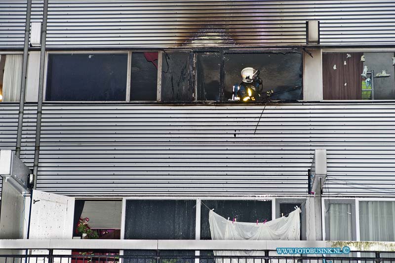 11011404.jpg - FOTOOPDRACHT:Zwijndrecht:14-01-2011:Foto: De achterzijde van de flatwoning waar de flaten hoog uit de ramen sloegen.Vrouw spring uit raam van flat bij uitslaande brandZwijndrecht bij een felle uitslaande brand in een flat woning aan de W.H. Vliegerstraat is een vrouw van 2 hoog uit een flat raam gesprongen, al waar ze zwaargewond bij raakte. Een trauma team moest hulpverlenen aan de Ambulance dienst. ook de 2 honden werden uit de flat woning gered door de Brandweer. de mogelijk oorzaak van de brand is waarschijnlijk de wasdroger.Deze digitale foto blijft eigendom van FOTOPERSBURO BUSINK. Wij hanteren de voorwaarden van het N.V.F. en N.V.J. Gebruik van deze foto impliceert dat u bekend bent  en akkoord gaat met deze voorwaarden bij publicatie.EB/ETIENNE BUSINK