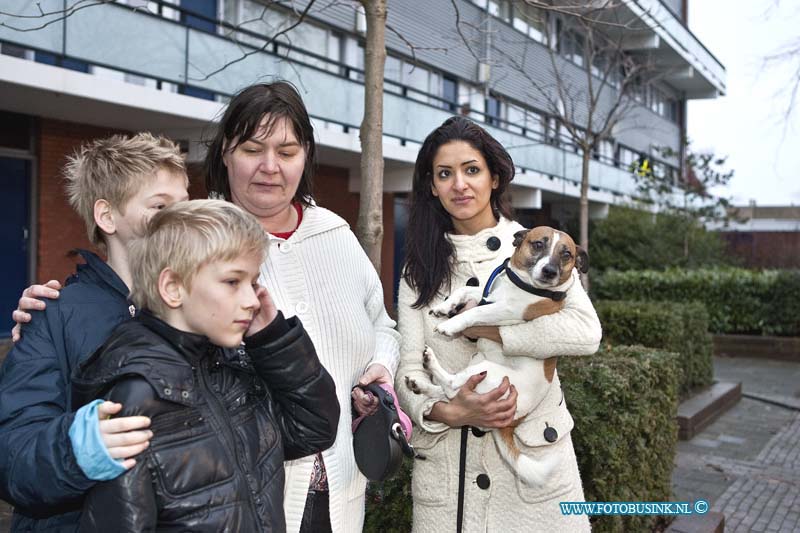 11011406.jpg - FOTOOPDRACHT:Zwijndrecht:14-01-2011:Vrouw spring uit raam van flat bij uitslaande brandZwijndrecht bij een felle uitslaande brand in een flat woning aan de W.H. Vliegerstraat is een vrouw van 2 hoog uit een flat raam gesprongen, al waar ze zwaargewond bij raakte. Een trauma team moest hulpverlenen aan de Ambulance dienst. ook de 2 honden werden uit de flat woning gered door de Brandweer. de mogelijk oorzaak van de brand is waarschijnlijk de wasdroger.Deze digitale foto blijft eigendom van FOTOPERSBURO BUSINK. Wij hanteren de voorwaarden van het N.V.F. en N.V.J. Gebruik van deze foto impliceert dat u bekend bent  en akkoord gaat met deze voorwaarden bij publicatie.EB/ETIENNE BUSINK