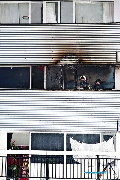 11011410.jpg - FOTOOPDRACHT:Zwijndrecht:14-01-2011:Foto: De achterzijde van de flatwoning waar de flaten hoog uit de ramen sloegen.Vrouw spring uit raam van flat bij uitslaande brandZwijndrecht bij een felle uitslaande brand in een flat woning aan de W.H. Vliegerstraat is een vrouw van 2 hoog uit een flat raam gesprongen, al waar ze zwaargewond bij raakte. Een trauma team moest hulpverlenen aan de Ambulance dienst. ook de 2 honden werden uit de flat woning gered door de Brandweer. de mogelijk oorzaak van de brand is waarschijnlijk de wasdroger.Deze digitale foto blijft eigendom van FOTOPERSBURO BUSINK. Wij hanteren de voorwaarden van het N.V.F. en N.V.J. Gebruik van deze foto impliceert dat u bekend bent  en akkoord gaat met deze voorwaarden bij publicatie.EB/ETIENNE BUSINK