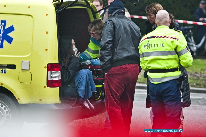 11011411.jpg - FOTOOPDRACHT:Zwijndrecht:14-01-2011:Foto: De bewoonster word onderzocht door Ambulance personeel.Uitslaande brand op de Assumbrug te Zwijndrecht, de bewoner werd met ademhaling moeilijkheden naar een ziekenhuis vervoert door de Ambulance.De woning raakte zwaar beschadigd door de felle uitslaande brand. De doorgaande weg werd enkelen uren afgesloten voor het verkeer.Deze digitale foto blijft eigendom van FOTOPERSBURO BUSINK. Wij hanteren de voorwaarden van het N.V.F. en N.V.J. Gebruik van deze foto impliceert dat u bekend bent  en akkoord gaat met deze voorwaarden bij publicatie.EB/ETIENNE BUSINK