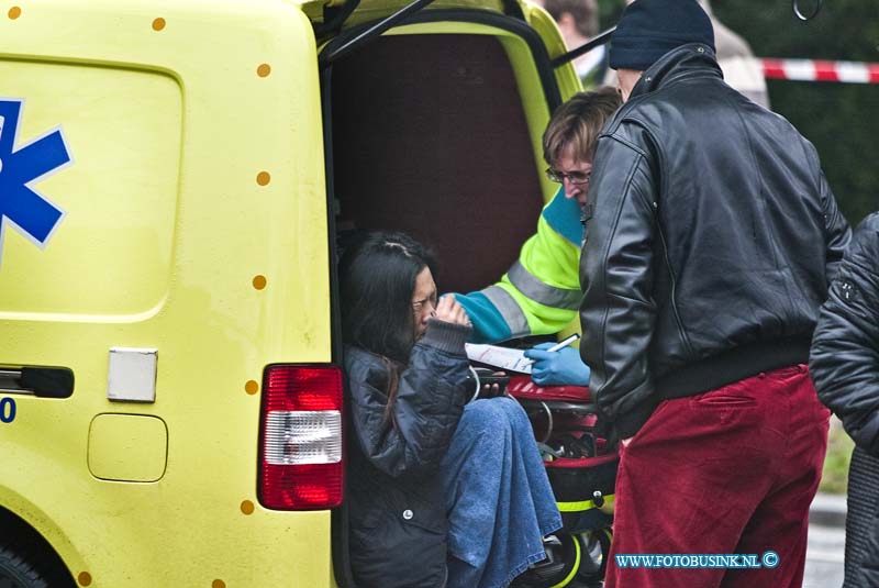 11011412.jpg - FOTOOPDRACHT:Zwijndrecht:14-01-2011:Foto: De bewoonster word verzorgt door een Ambulance medewerker.Uitslaande brand op de Assumbrug te Zwijndrecht, de bewoner werd met ademhaling moeilijkheden naar een ziekenhuis vervoert door de Ambulance.De woning raakte zwaar beschadigd door de felle uitslaande brand. De doorgaande weg werd enkelen uren afgesloten voor het verkeer.Deze digitale foto blijft eigendom van FOTOPERSBURO BUSINK. Wij hanteren de voorwaarden van het N.V.F. en N.V.J. Gebruik van deze foto impliceert dat u bekend bent  en akkoord gaat met deze voorwaarden bij publicatie.EB/ETIENNE BUSINK