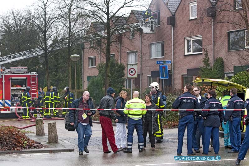 11011413.jpg - FOTOOPDRACHT:Zwijndrecht:14-01-2011:Uitslaande brand op de Assumbrug te Zwijndrecht, de bewoner werd met ademhaling moeilijkheden naar een ziekenhuis vervoert door de Ambulance.De woning raakte zwaar beschadigd door de felle uitslaande brand. De doorgaande weg werd enkelen uren afgesloten voor het verkeer.Deze digitale foto blijft eigendom van FOTOPERSBURO BUSINK. Wij hanteren de voorwaarden van het N.V.F. en N.V.J. Gebruik van deze foto impliceert dat u bekend bent  en akkoord gaat met deze voorwaarden bij publicatie.EB/ETIENNE BUSINK