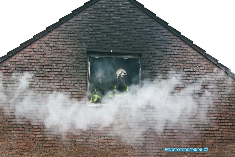 11011414.jpg - FOTOOPDRACHT:Zwijndrecht:14-01-2011:Uitslaande brand op de Assumbrug te Zwijndrecht, de bewoner werd met ademhaling moeilijkheden naar een ziekenhuis vervoert door de Ambulance.De woning raakte zwaar beschadigd door de felle uitslaande brand. De doorgaande weg werd enkelen uren afgesloten voor het verkeer.Deze digitale foto blijft eigendom van FOTOPERSBURO BUSINK. Wij hanteren de voorwaarden van het N.V.F. en N.V.J. Gebruik van deze foto impliceert dat u bekend bent  en akkoord gaat met deze voorwaarden bij publicatie.EB/ETIENNE BUSINK