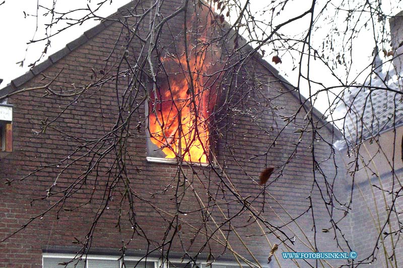 11011415.jpg - FOTOOPDRACHT:Zwijndrecht:14-01-2011:Uitslaande brand op de Assumbrug te Zwijndrecht, de bewoner werd met ademhaling moeilijkheden naar een ziekenhuis vervoert door de Ambulance.De woning raakte zwaar beschadigd door de felle uitslaande brand. De doorgaande weg werd enkelen uren afgesloten voor het verkeer.Deze digitale foto blijft eigendom van FOTOPERSBURO BUSINK. Wij hanteren de voorwaarden van het N.V.F. en N.V.J. Gebruik van deze foto impliceert dat u bekend bent  en akkoord gaat met deze voorwaarden bij publicatie.EB/ETIENNE BUSINK