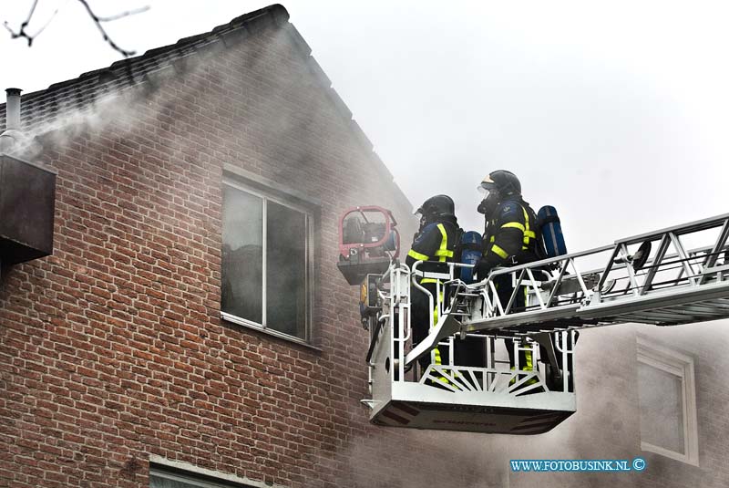 11011416.jpg - FOTOOPDRACHT:Zwijndrecht:14-01-2011:Uitslaande brand op de Assumbrug te Zwijndrecht, de bewoner werd met ademhaling moeilijkheden naar een ziekenhuis vervoert door de Ambulance.De woning raakte zwaar beschadigd door de felle uitslaande brand. De doorgaande weg werd enkelen uren afgesloten voor het verkeer.Deze digitale foto blijft eigendom van FOTOPERSBURO BUSINK. Wij hanteren de voorwaarden van het N.V.F. en N.V.J. Gebruik van deze foto impliceert dat u bekend bent  en akkoord gaat met deze voorwaarden bij publicatie.EB/ETIENNE BUSINK