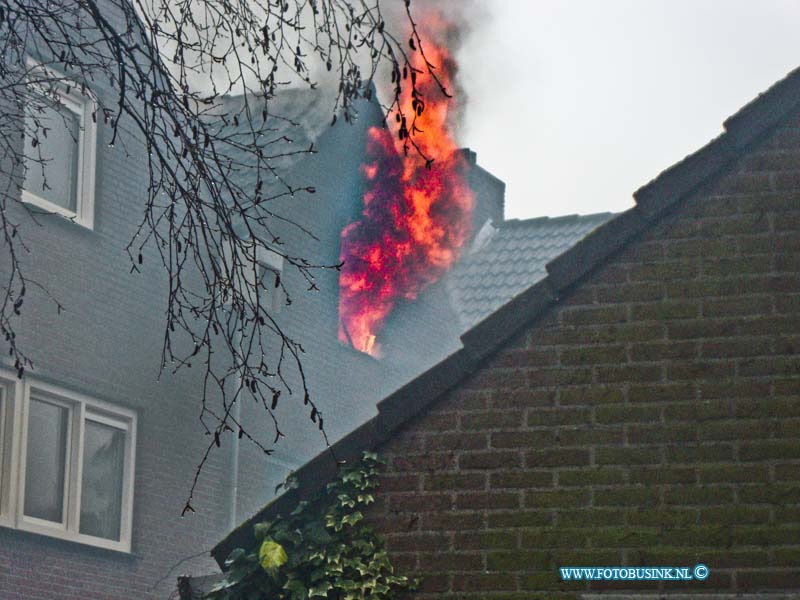 11011417.jpg - FOTOOPDRACHT:Zwijndrecht:14-01-2011:Uitslaande brand op de Assumbrug te Zwijndrecht, de bewoner werd met ademhaling moeilijkheden naar een ziekenhuis vervoert door de Ambulance.De woning raakte zwaar beschadigd door de felle uitslaande brand. De doorgaande weg werd enkelen uren afgesloten voor het verkeer.Deze digitale foto blijft eigendom van FOTOPERSBURO BUSINK. Wij hanteren de voorwaarden van het N.V.F. en N.V.J. Gebruik van deze foto impliceert dat u bekend bent  en akkoord gaat met deze voorwaarden bij publicatie.EB/ETIENNE BUSINK