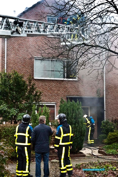 11011418.jpg - FOTOOPDRACHT:Zwijndrecht:14-01-2011:Uitslaande brand op de Assumbrug te Zwijndrecht, de bewoner werd met ademhaling moeilijkheden naar een ziekenhuis vervoert door de Ambulance.De woning raakte zwaar beschadigd door de felle uitslaande brand. De doorgaande weg werd enkelen uren afgesloten voor het verkeer.Deze digitale foto blijft eigendom van FOTOPERSBURO BUSINK. Wij hanteren de voorwaarden van het N.V.F. en N.V.J. Gebruik van deze foto impliceert dat u bekend bent  en akkoord gaat met deze voorwaarden bij publicatie.EB/ETIENNE BUSINK